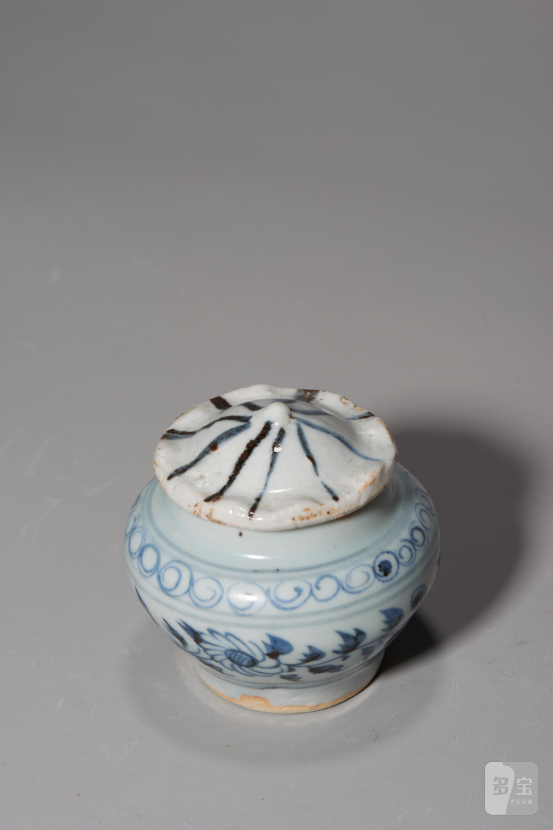 元代 青花缠枝花卉纹荷叶盖小罐 - 图4